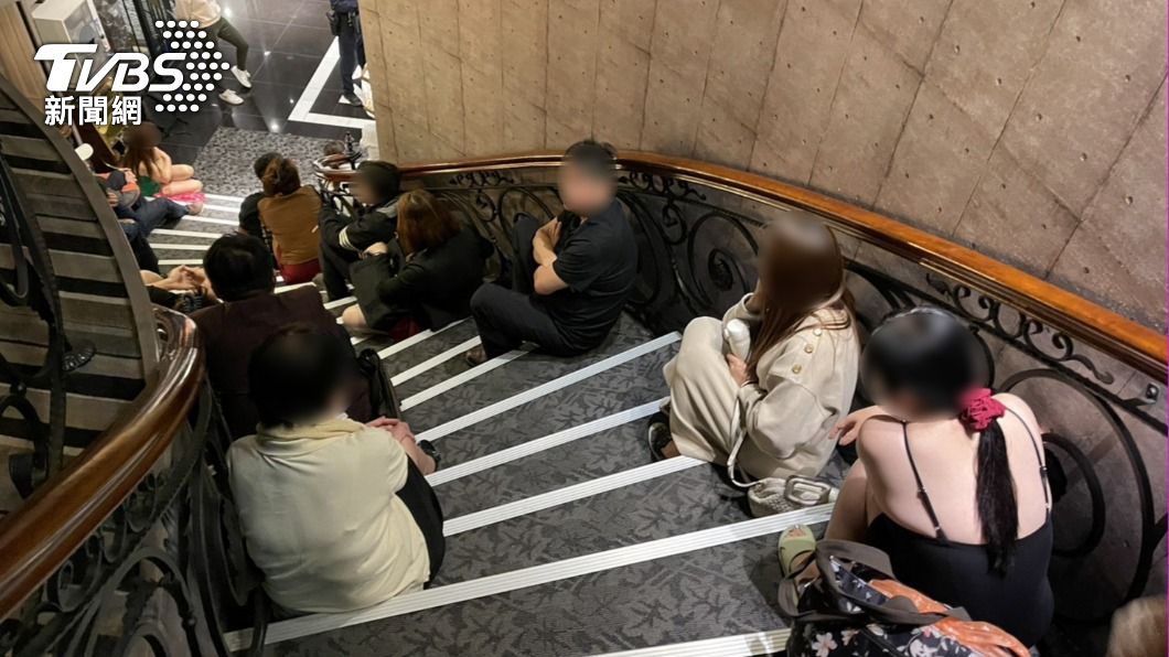 健康會館被帶回51人。(圖/TVBS)