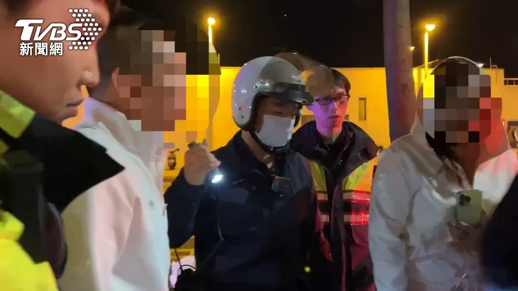 毒鴛鴦發生事故後被警方攔下逮捕。(圖/TVBS)