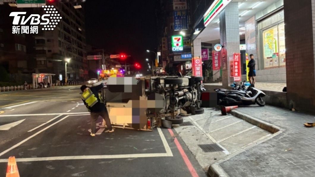 賠慘!食品貨車側翻連撞13輛機車 駕駛輕傷卻開心不起來…