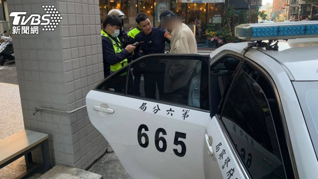 員警發現胡男呆坐在路邊。(圖/TVBS)
