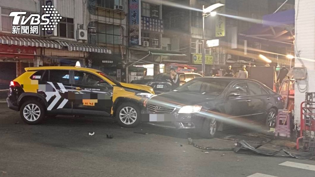 驚險瞬間!六合夜市2車凌晨搶快險衝民宅 女乘客暈眩送醫
