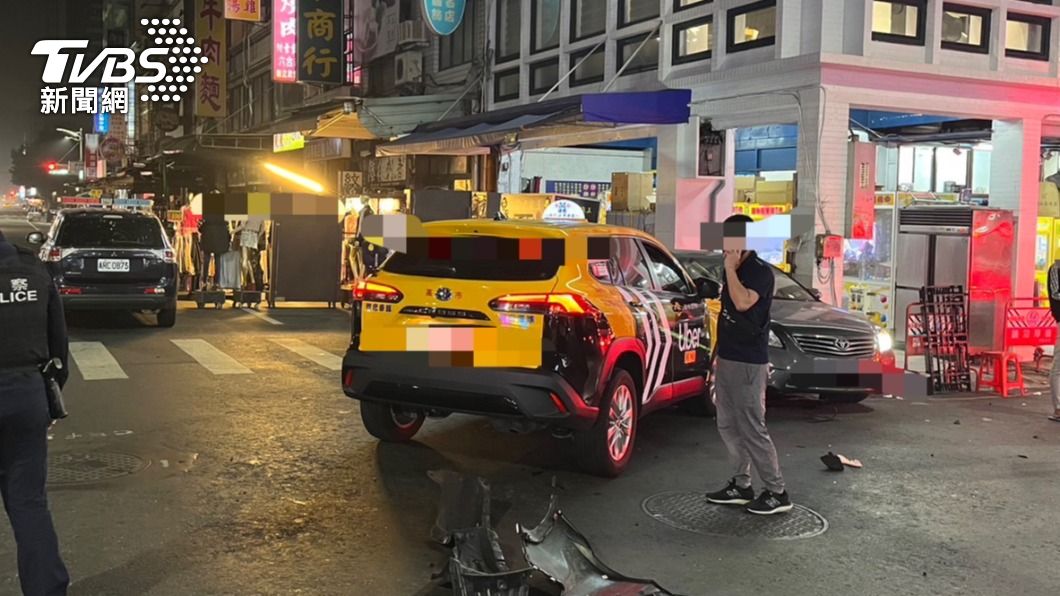 車禍發生於凌晨4時許,所幸周邊攤販早已收攤並未受到波及。(圖/TVBS)