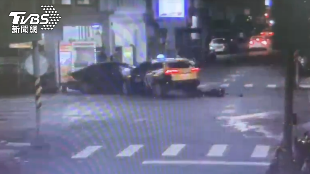警方初判兩車因搶快未禮讓才釀成事故發生。(圖/TVBS)