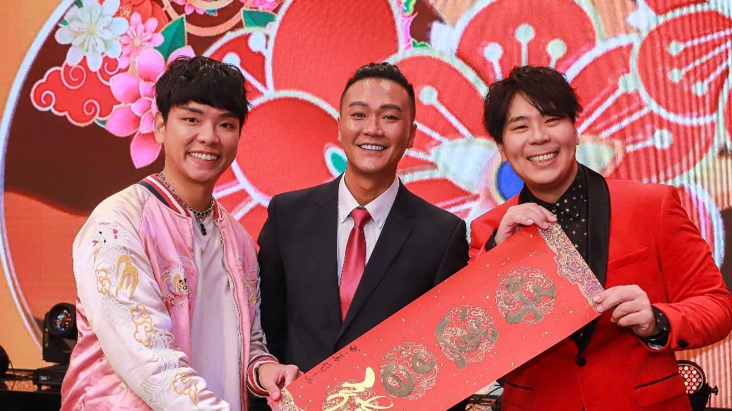林俊逸(中)親手寫春聯送給邵大倫(右)與八弟。(圖/民視提供)