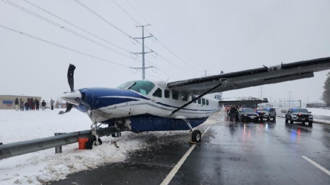 美國小飛機避開電線和汽車「迫降公路中央」 機上7人奇蹟生還