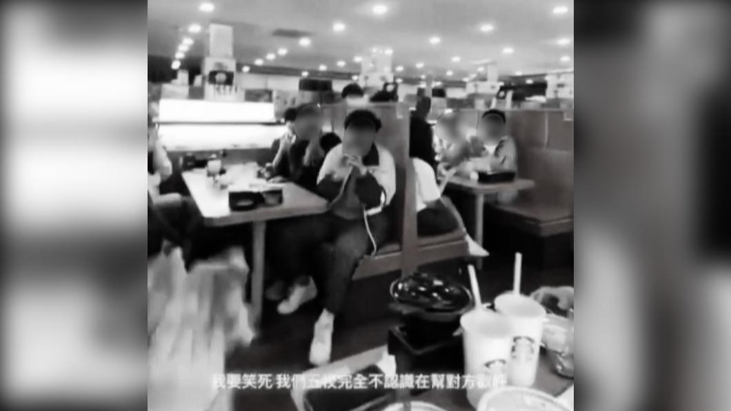 歡呼的高中生疑似互不認識,卻因不明原因在店內尖叫。(圖/翻攝自Dcard)