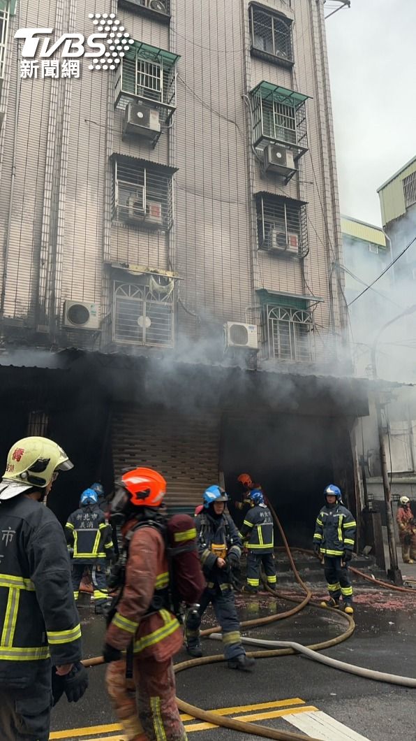 大批警消到場搶救。(圖/TVBS)