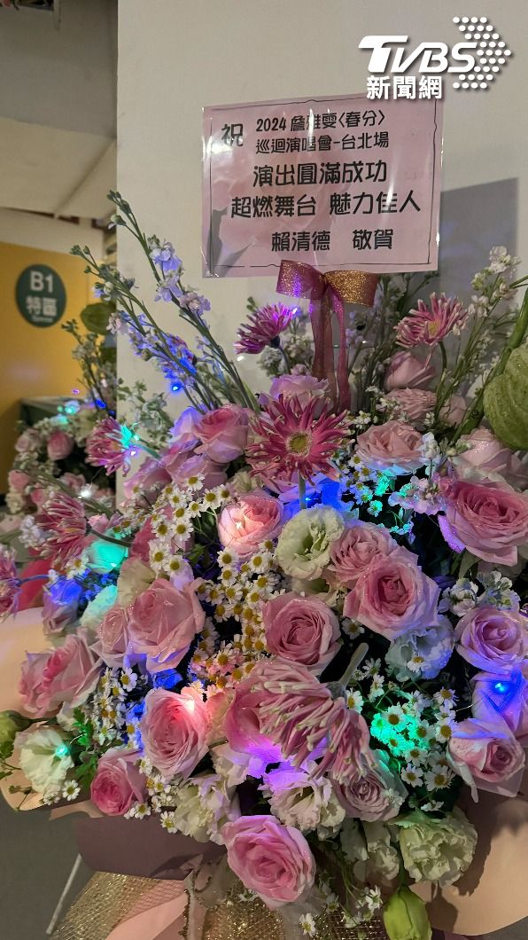 賴清德送上花祝賀。（圖／劉建偉攝）