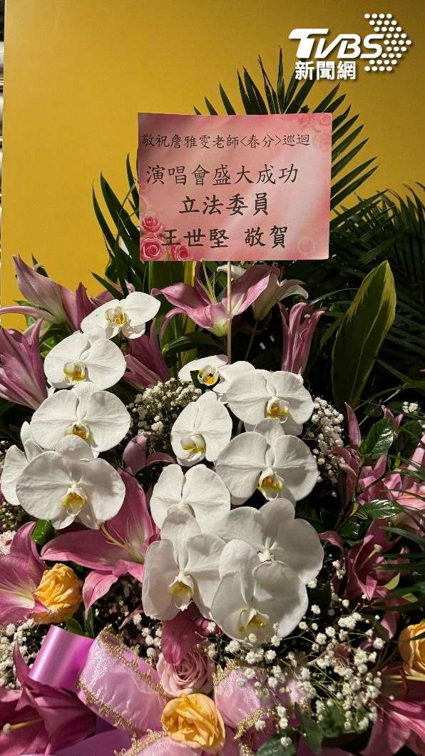 王世堅送花籃。（圖／劉建偉攝）