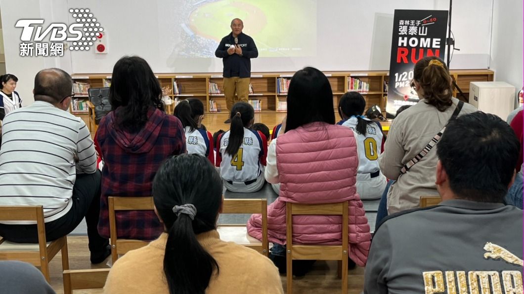現場球迷搶問問題。(圖/陳祁 攝)