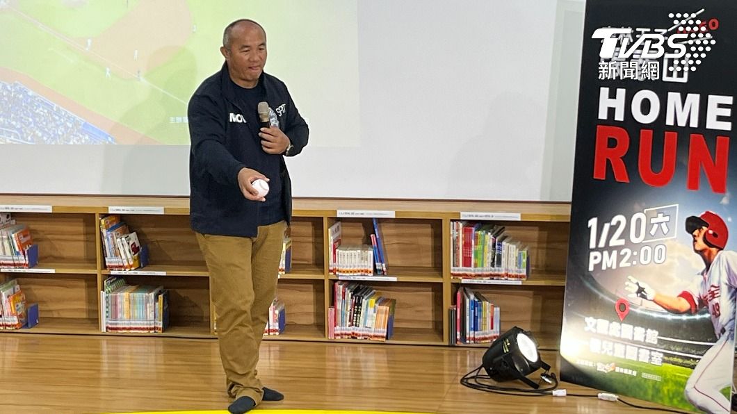 張泰山霸氣送出簽名球。(圖/陳祁 攝)