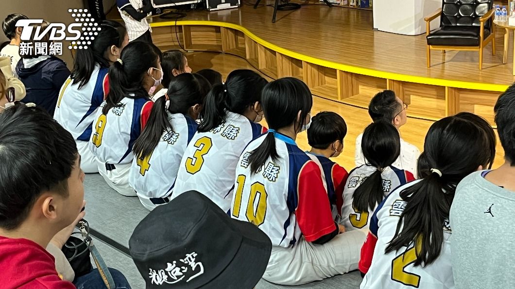 現場小球迷非常認真聽。(圖/陳祁 攝)