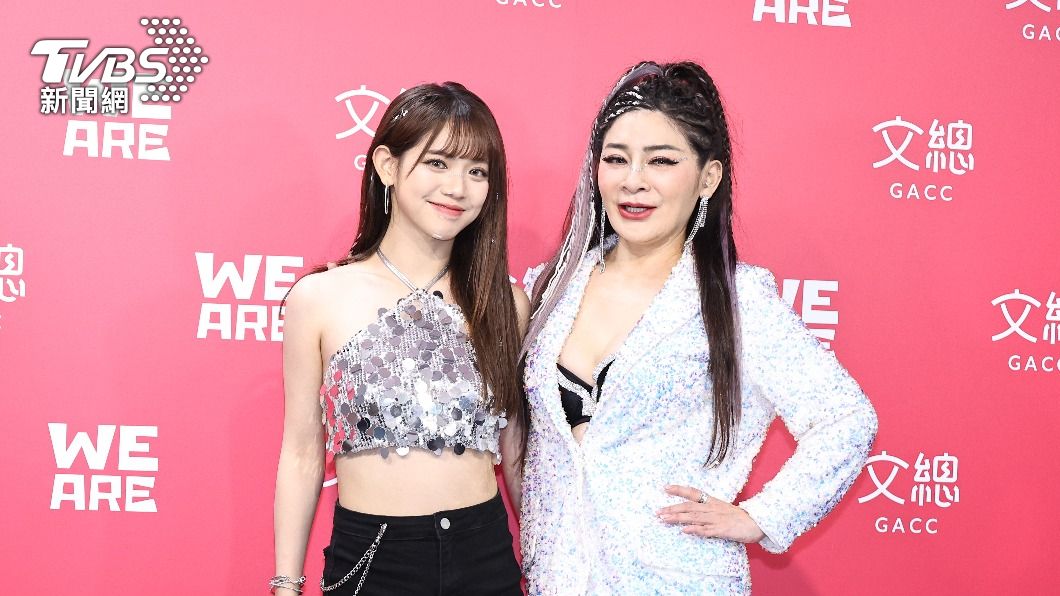 「國民岳母」王彩樺嘴對嘴激吻超正女兒20秒！大噴淚