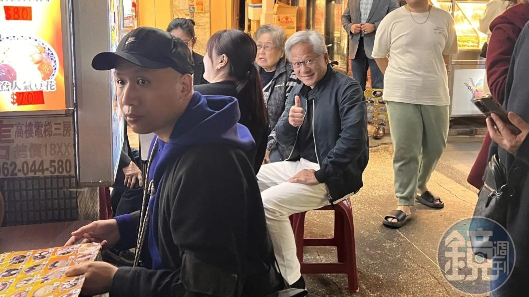 真心愛夜市!野生黃仁勳出沒寧夏夜市 爽嗑蚵仔煎、親民合影