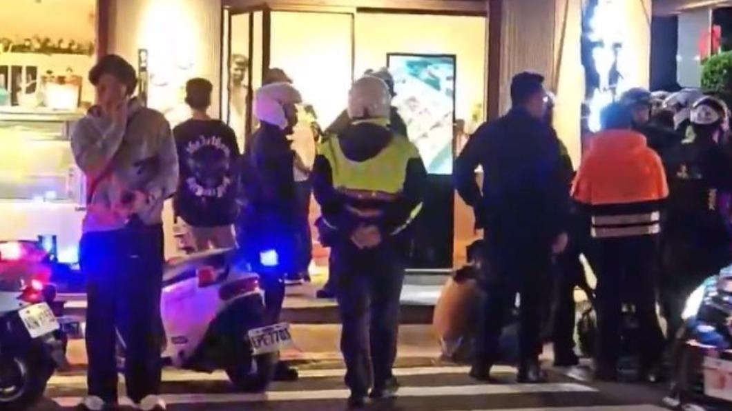 Toyz遭超哥當街爆打、警方獲報迅速到場處理。(圖/翻攝自記者爆料網)