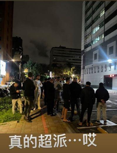 10多名黑衣人現身，讓Toyz好友直喊「真的超派」。（圖／翻攝自蹦闆IG）