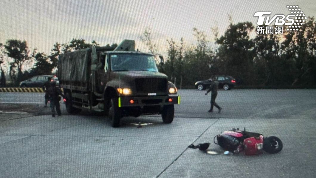 屏東性犯罪通緝犯搶快撞軍車　竟丟腳傷女友秒落跑：怕被逮