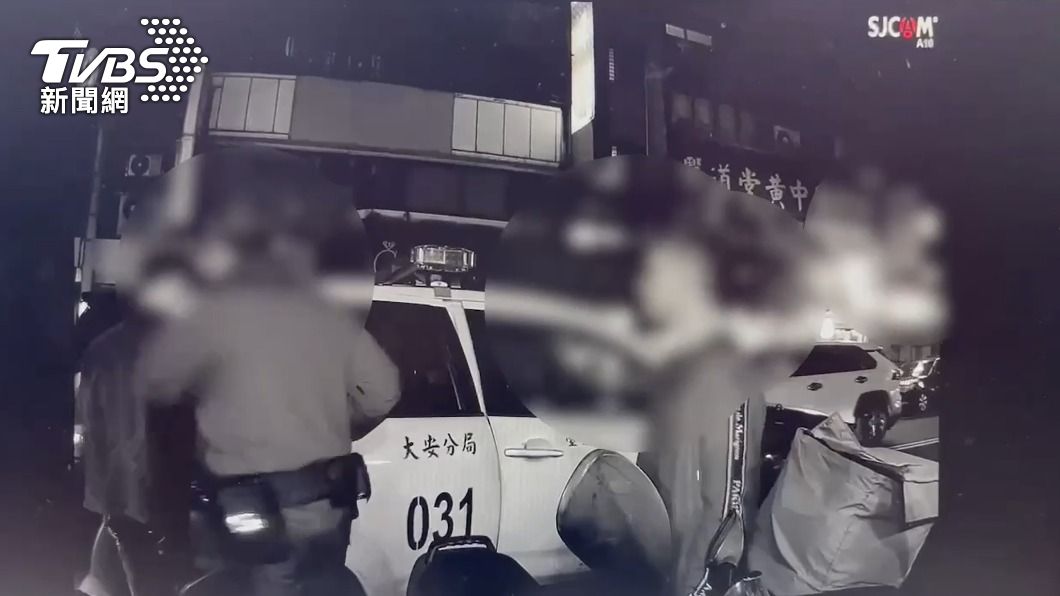 超哥因涉嫌施暴毆打Toyz,當下就被警員帶回偵訊。(圖/TVBS)