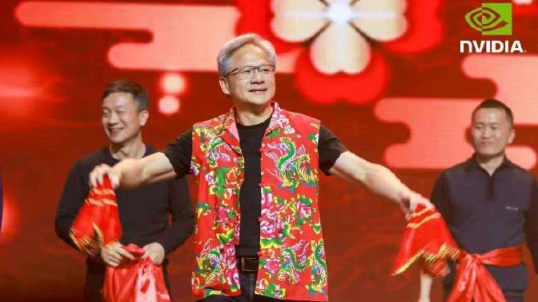 黃仁勳穿上東北大花,跟員工一起同樂。(圖/翻攝weibo)