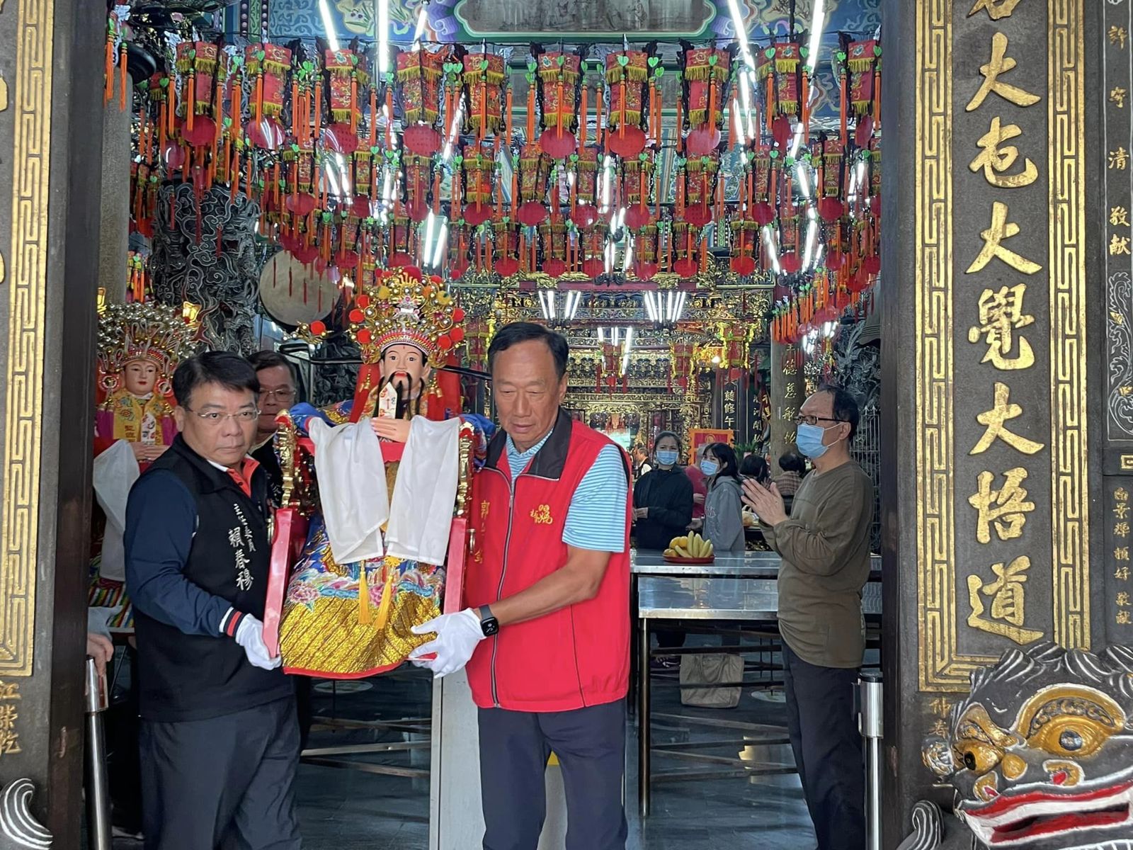 郭台銘(右)現身板橋慈惠宮神明安座儀式。(圖/翻攝自板橋慈惠宮臉書)