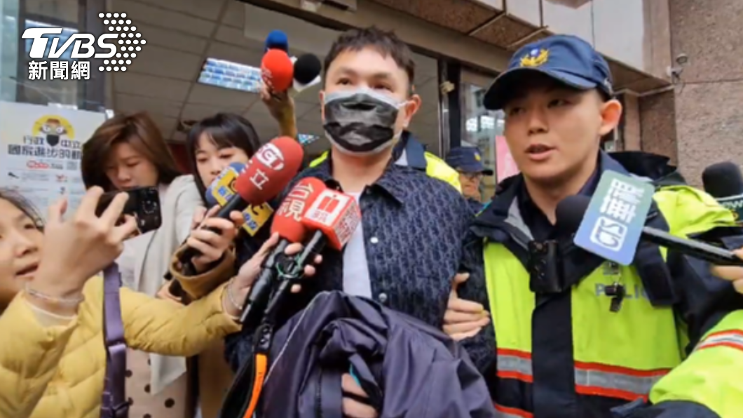 超哥雙手上銬移送分局。（圖／TVBS）