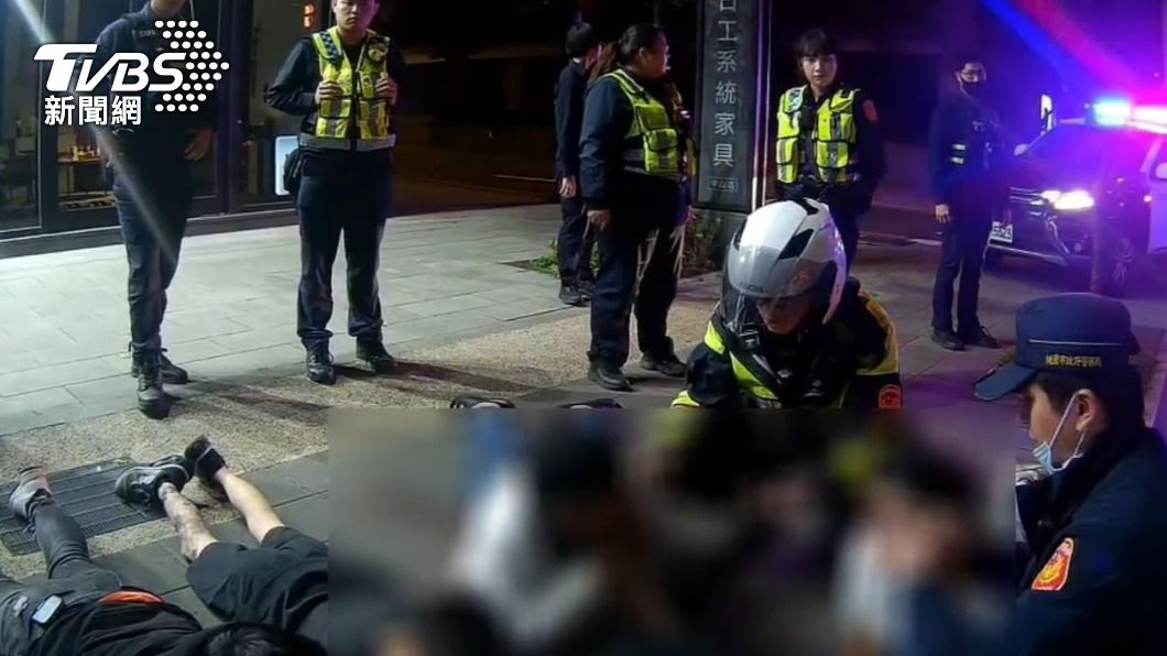 警方到場逮捕全數涉案人。（圖／TVBS）