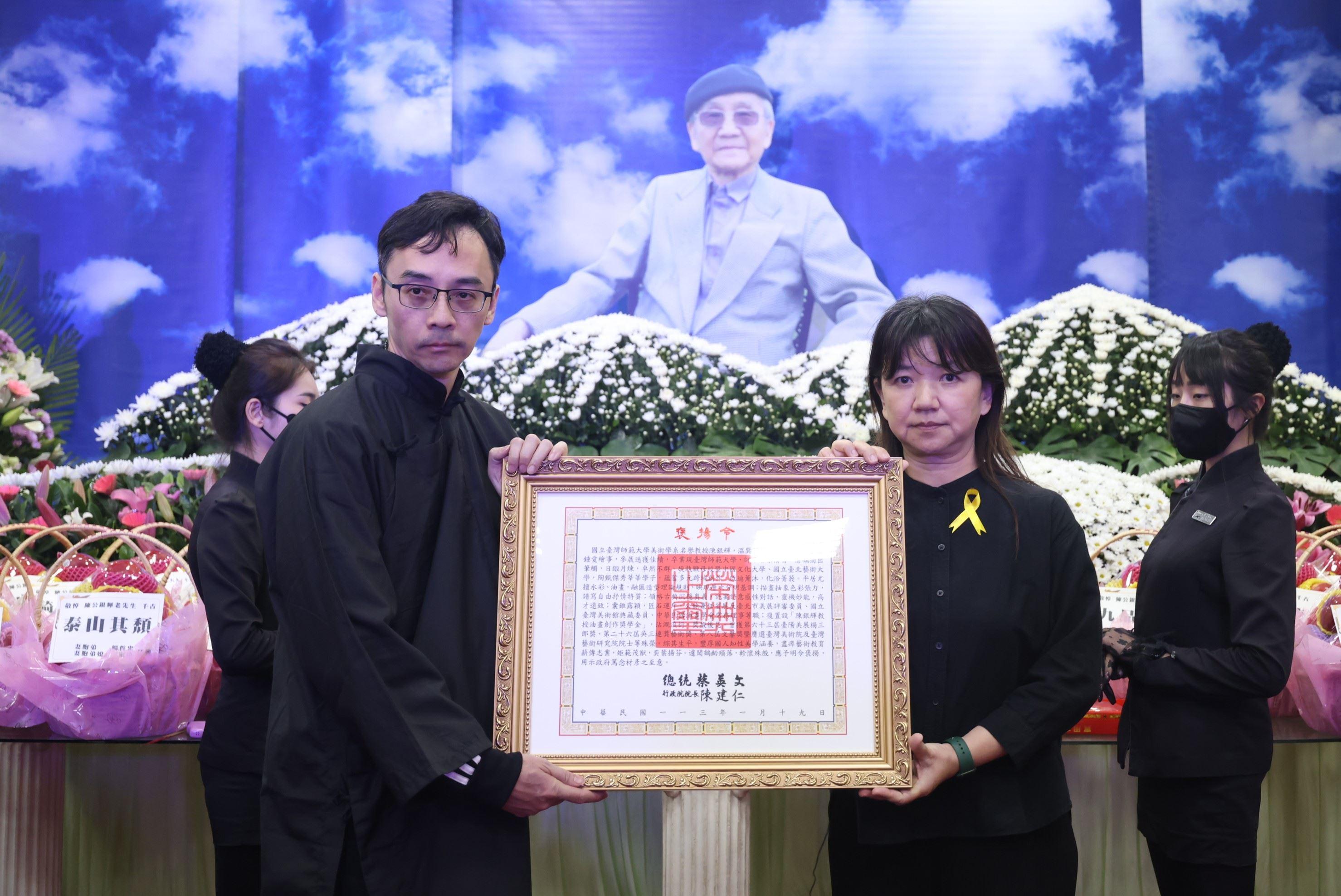 頒贈總統褒揚令,由陳銀輝之子陳柏辰(前左)代表受贈。(圖/文化部)