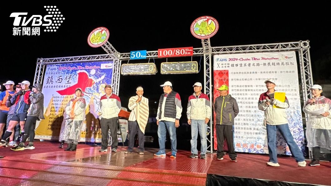 選手在耆老的祝福下起跑。(圖/尖石鄉公所提供)