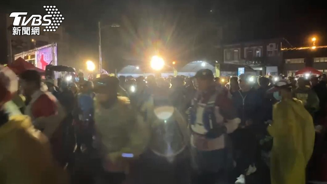 上千名選手起跑時佔滿整個跑道。(圖/尖石鄉公所提供)