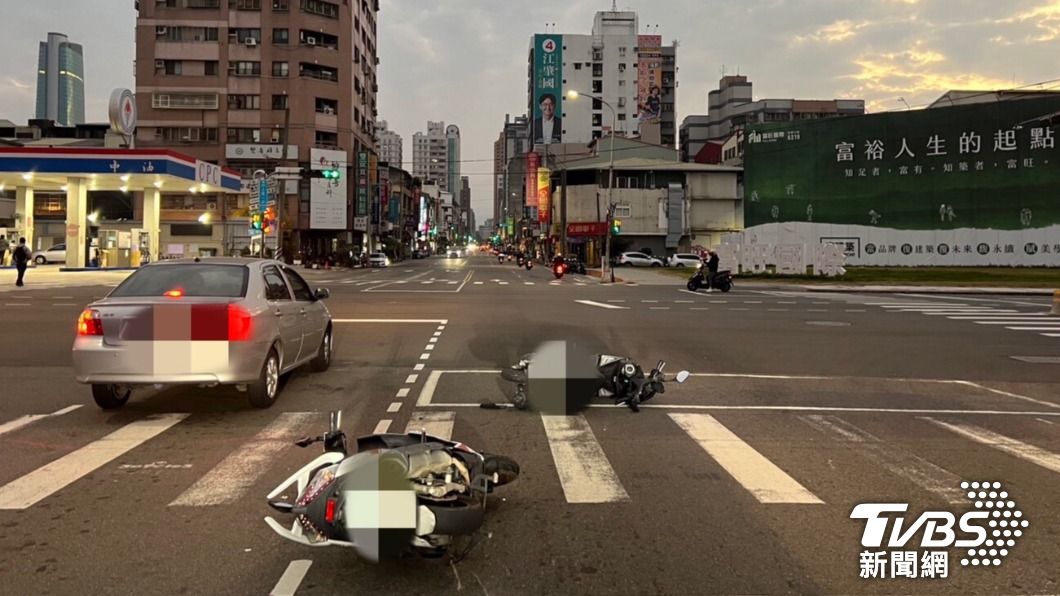 林女在夜店狂歡後酒後駕車,追撞前方停等紅燈的機車。(圖/TVBS)