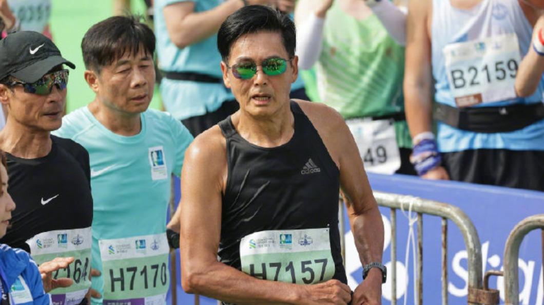 68歲周潤發超狂!挑戰半馬成功 2.5小時完賽