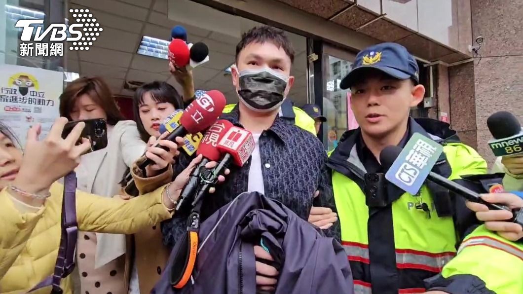超哥今早上銬移送,模樣狼狽,下半年事業運會下滑。(圖/TVBS)