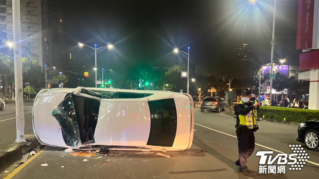 事故地點就發生在左營區博愛三路,附近車流眾多,警方到場後趕緊疏導交通。(圖/TVBS)