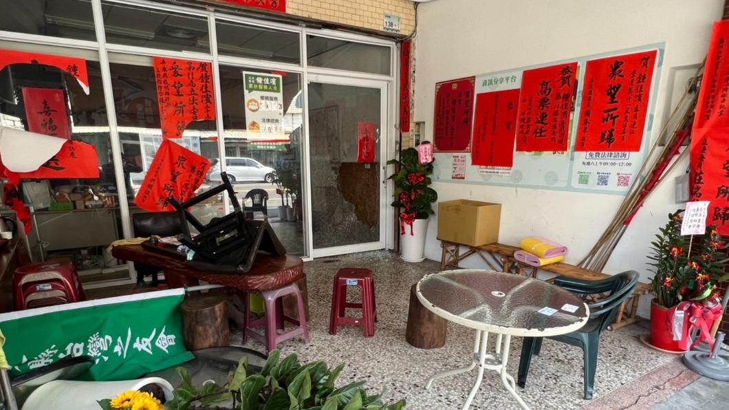 快訊/才剛連任!鍾佳濱服務處遭不明人士砸毀 警方追查中