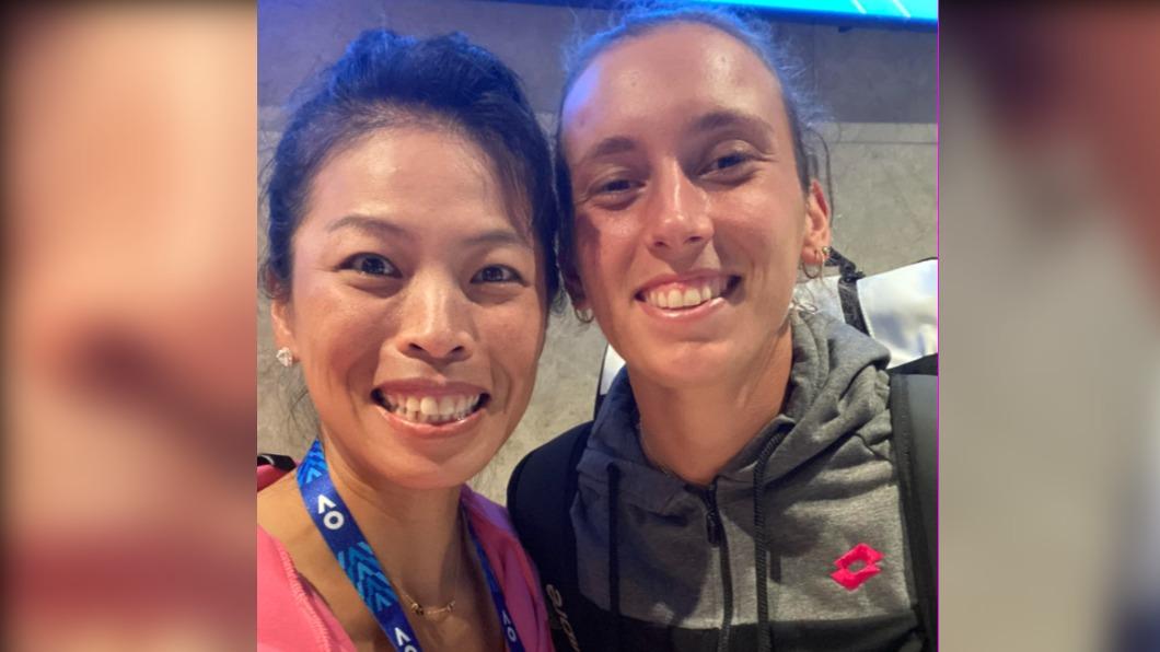 謝淑薇與昔日搭檔梅丹斯（Elise Mertens）。（圖／翻攝謝淑薇臉書）