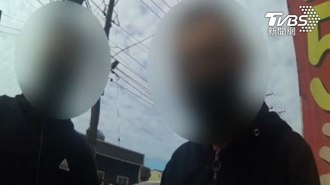 警方逮捕2名通緝犯。(圖/TVBS)