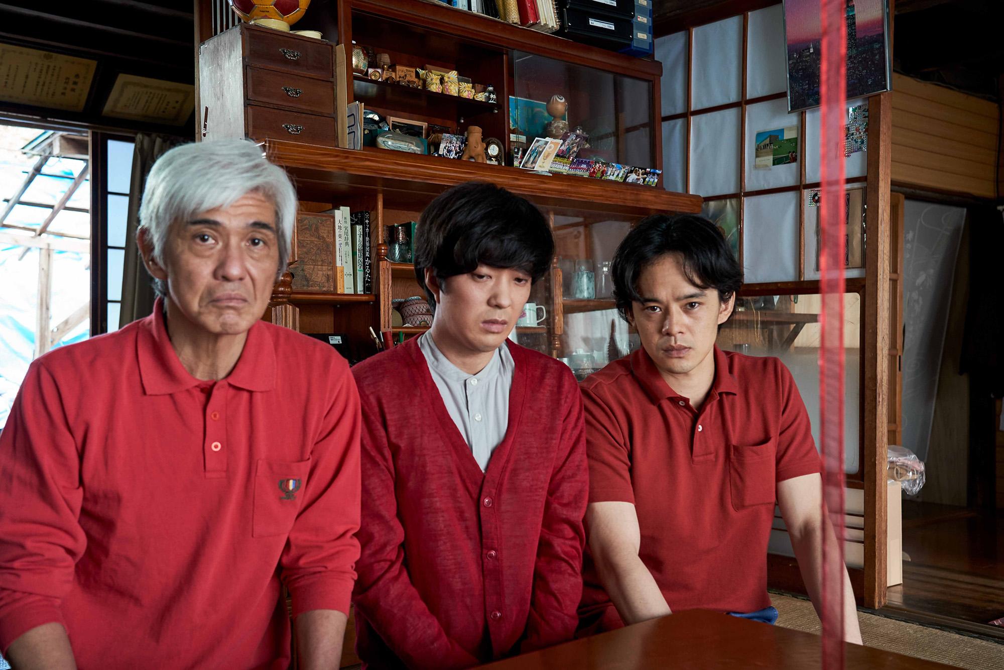 池松壯亮(右)、若葉龍也(中)、佐藤浩市(左)飾演一家人,被難搞的妹妹松岡茉優叫回家拍電影。(圖/中影提供)