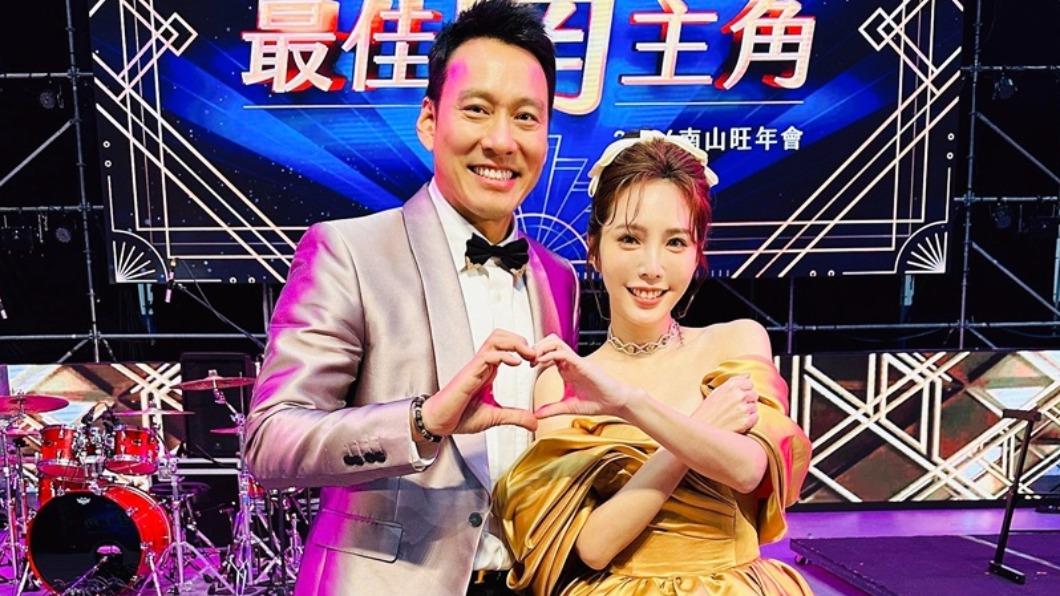 艾力克斯（左）與朱琦郁一起主持，讚她是控場大師。（圖／翻攝自朱琦郁臉書）