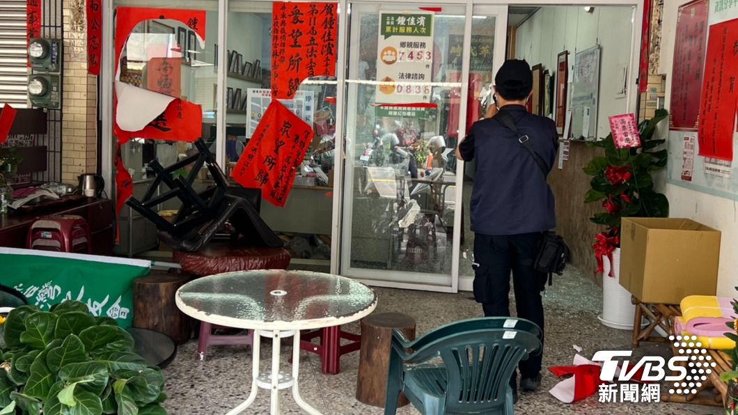 酒醉男狂砸立委服務處!還請警幫叫計程車 鍾佳濱回應了