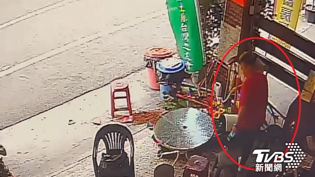 紅衣男子疑似酒醉,站都站不穩但仍將服務處門口用得一片狼藉。(圖/TVBS)