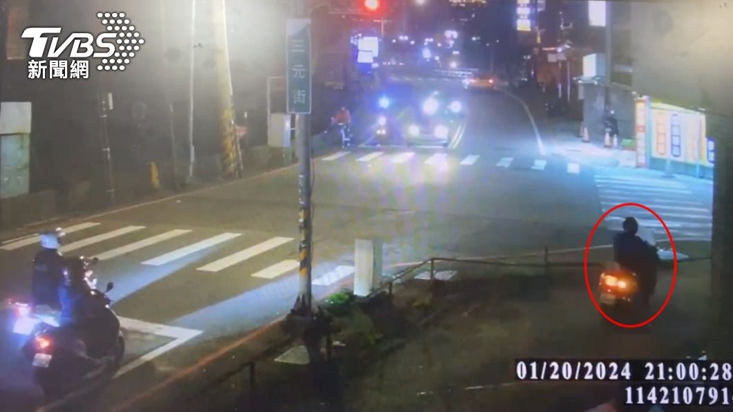 機車騎士在道路外側空地紅燈右轉。(圖/TVBS)