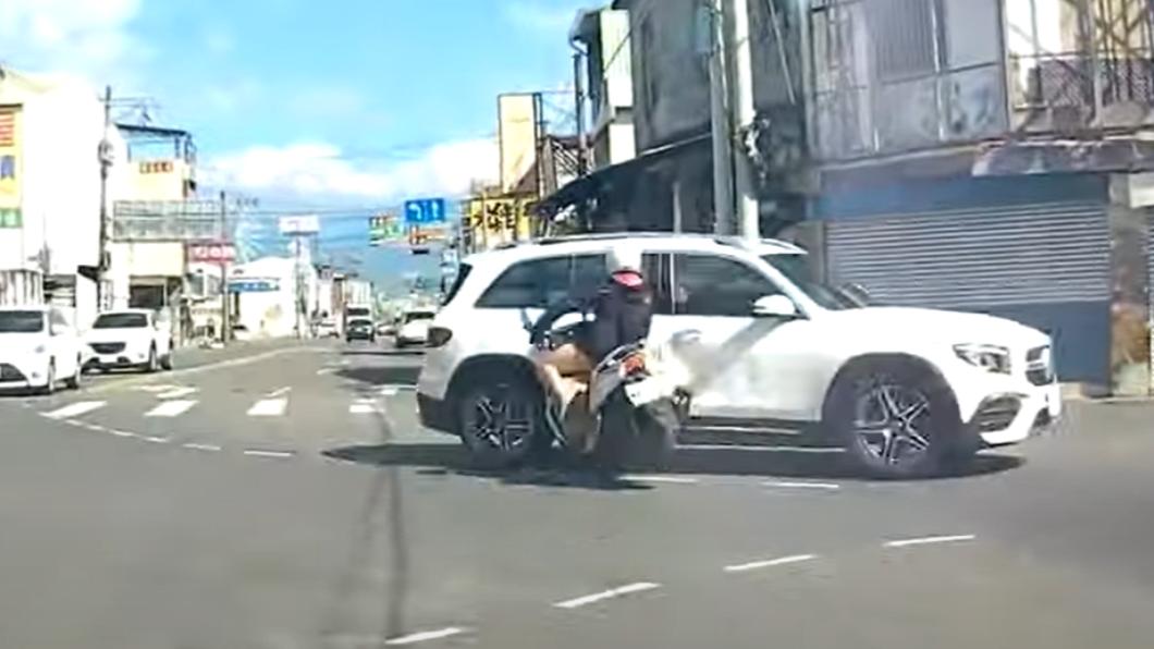 三寶對決!賓士搶快慘撞低頭女騎士 網笑:轉角遇到愛