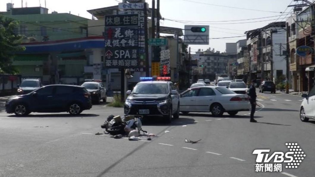 女騎士疑似低頭查看腳踏板上的箱子，卻直直撞上賓士導致人車慘摔。（圖／TVBS）