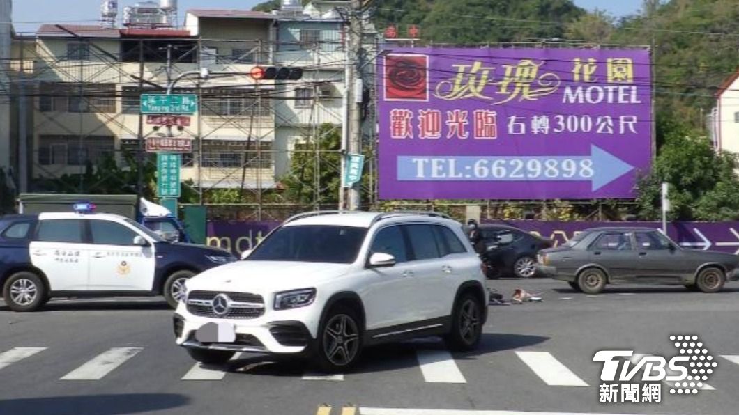 賓士車因搶快左轉，來不及閃避直行的女騎士。（圖／TVBS）