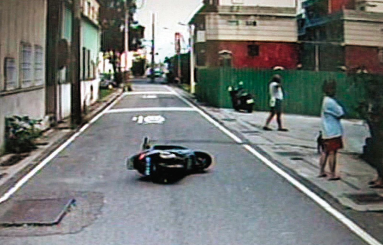 施姓男子騎車上班途中遭突擊，他雖棄車逃命，仍難逃死劫。（圖／翻攝畫面）