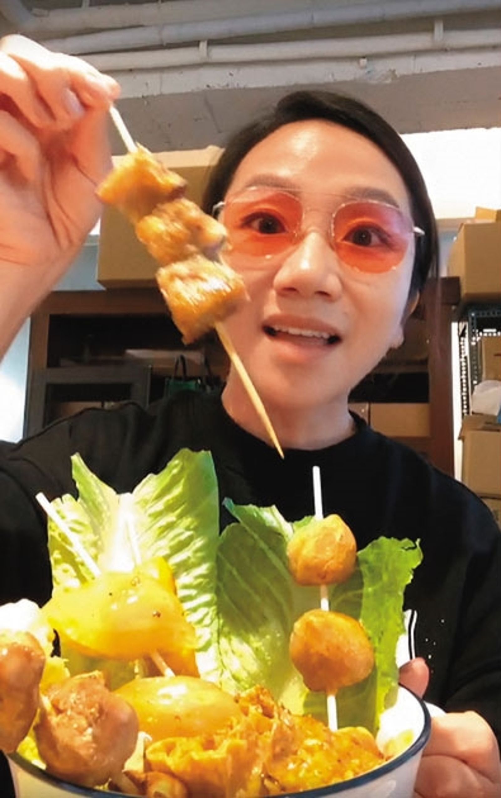 陶晶瑩經常在吉品養生公司直播推薦辣杯杯的麻辣燙及點心商品。（圖／翻攝自陶晶瑩臉書）