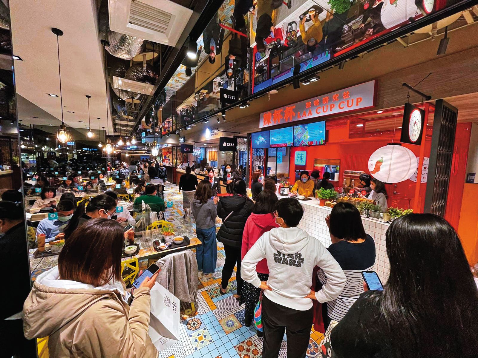 辣杯杯唯一的實體店原位於百貨公司，去年已撤櫃。（圖／翻攝自劉吉仁臉書）