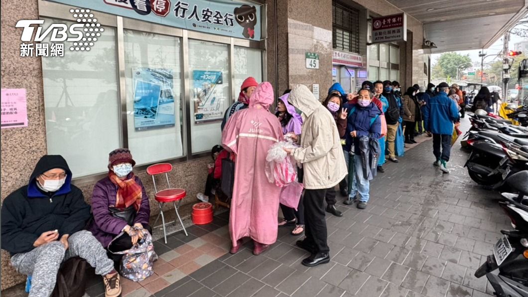 央行龍年套幣今開賣網拍價飆到3千 　民眾「不畏寒流」排逾20小時