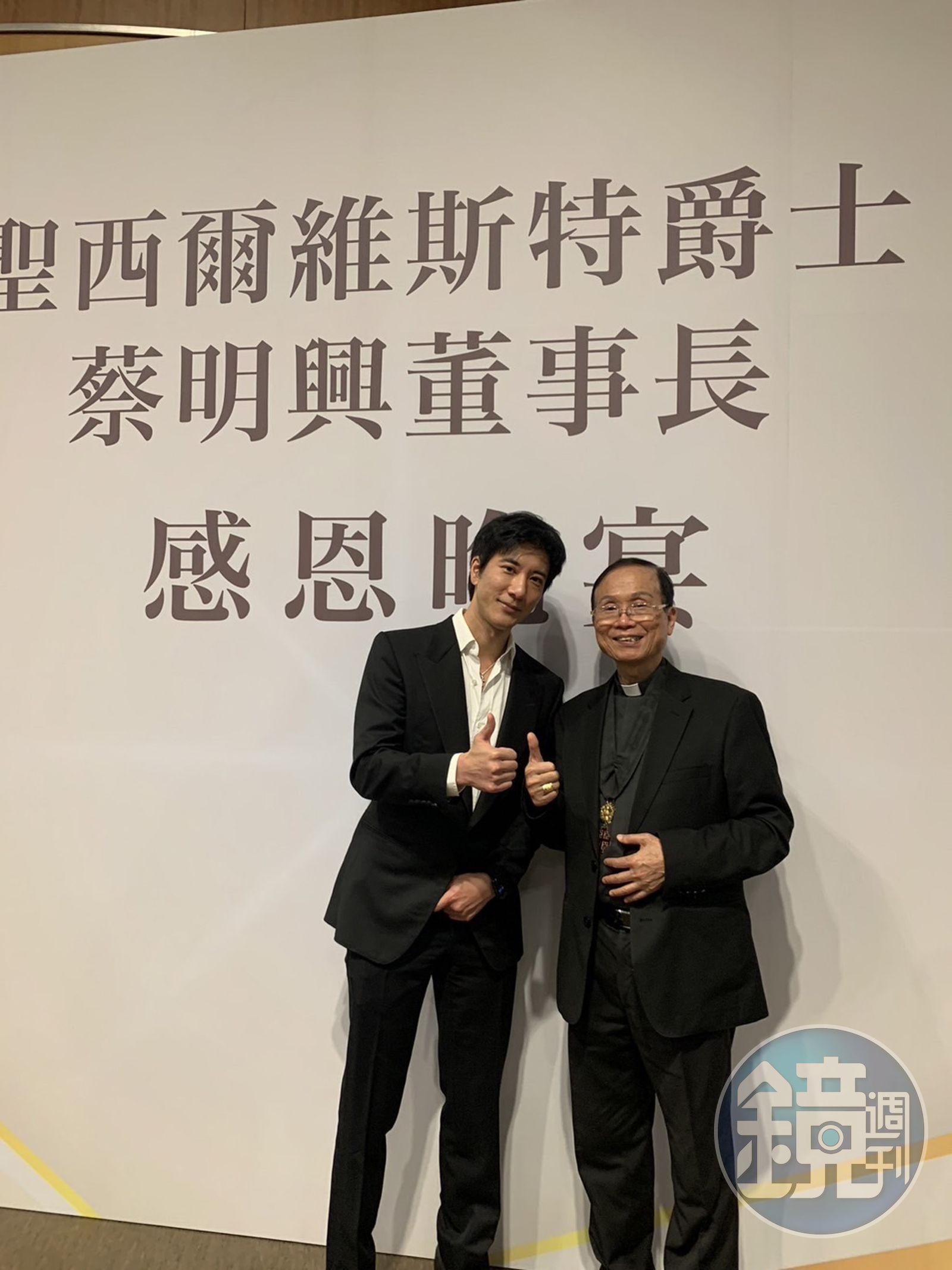 晚宴上,王力宏與總主教鍾安住合影。(圖/讀者提供)