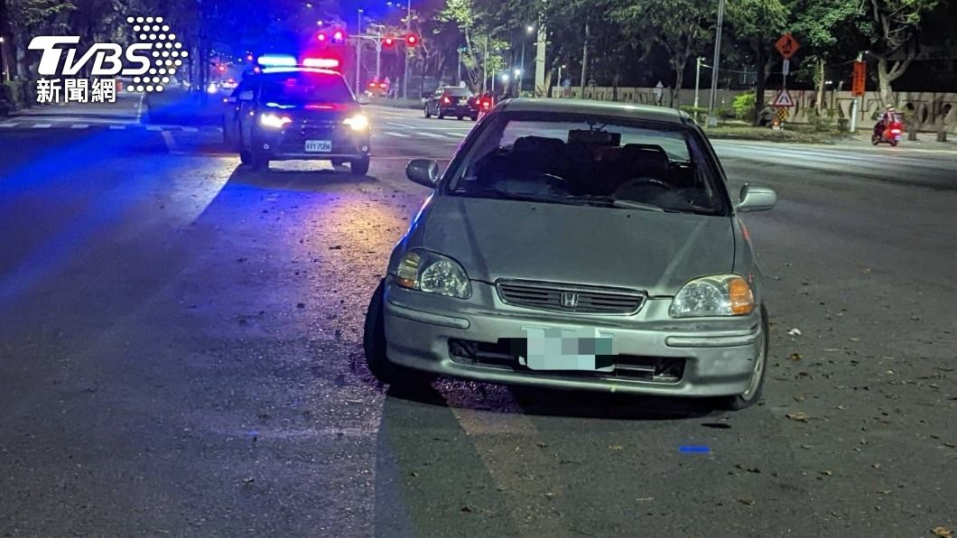 汽車經過天坑後慘遭爆胎。（圖／TVBS）